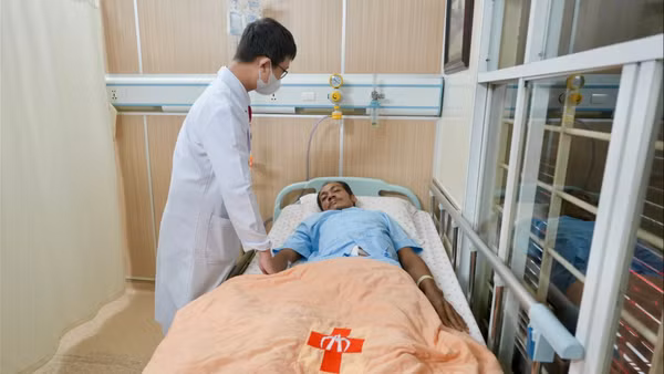 Bác sĩ thăm khám bệnh nhân T.K. (Ảnh: Bệnh viện cung cấp)