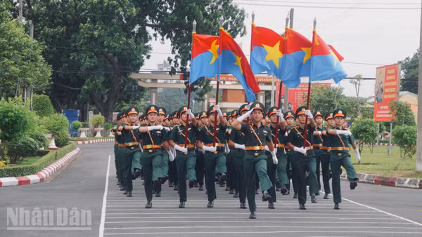 Khối Sĩ quan đại diện 5 cánh quân luyện tập. (Ảnh: LÊ THÀNH)