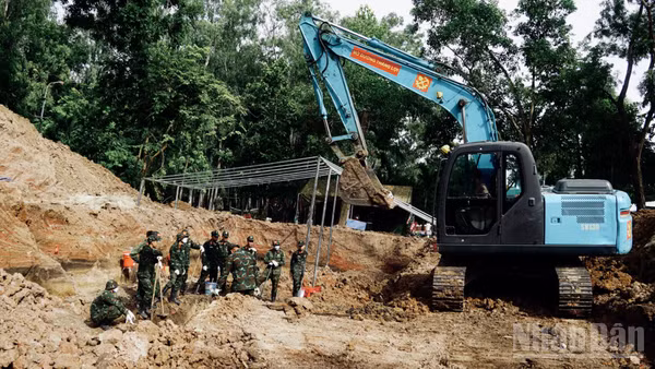Công tác tìm kiếm, quy tập hài cốt liệt sĩ tại khu B, Công viên Lê Thị Riêng. (Ảnh: LÊ THÀNH)