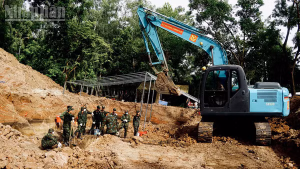 Lực lượng làm nhiệm vụ tìm kiếm, quy tập hài cốt liệt sĩ tại khu B. (Ảnh: LÊ THÀNH)