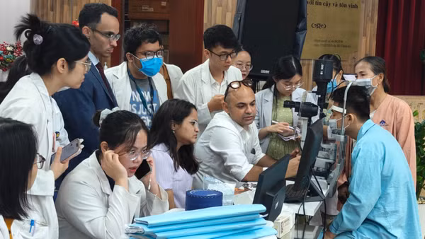Chuyên gia nước ngoài hội chẩn trực tiếp bệnh nhân và hướng dẫn thực hành cho bác sĩ Bệnh viện Mắt Thành phố Hồ Chí Minh. (Ảnh: Bệnh viện cung cấp)