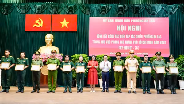 Khen thưởng các tập thể, cá nhân có thành tích xuất sắc trong đợt diễn tập. 