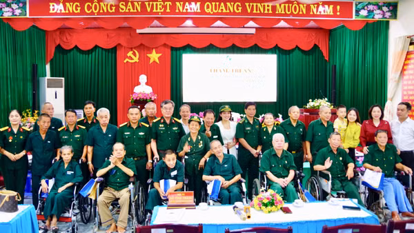 Đoàn công tác tri ân các thương binh, bệnh binh và người có công cách mạng đang điều dưỡng tại Trung tâm điều dưỡng Thương binh và Người có công Long Đất. (Ảnh: Quang Anh) 