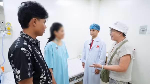 Nữ bệnh nhân (áo xanh) đã ổn định sau can thiệp phẫu thuật. (Ảnh: Bệnh viện cung cấp)