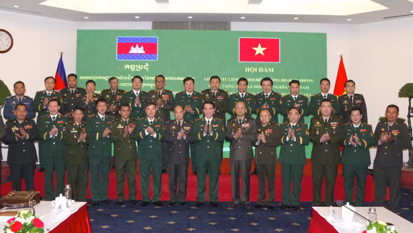 Đại biểu hai bên chụp ảnh lưu niệm sau hội đàm. (Ảnh: LÊ KHOA)