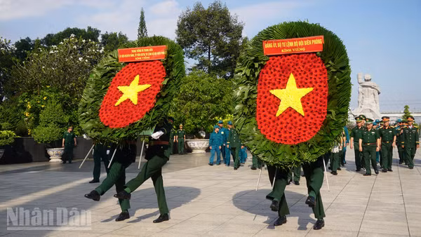 Đoàn công tác Bộ Tư lệnh Bộ đội Biên phòng dâng hương, dâng hoa tại Nghĩa trang liệt sĩ Thành phố Hồ Chí Minh. (Ảnh: LÊ THÀNH)