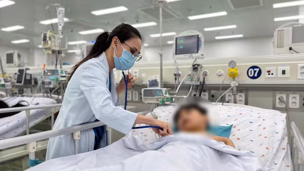 Bác sĩ Bệnh viện Nhi đồng 1 thăm khám cho bệnh nhi. (Ảnh: Bệnh viện cung cấp)