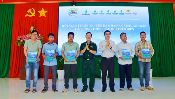 Thủ trưởng Ban Chỉ huy Bộ đội Biên phòng Thành phố Hồ Chí Minh trao quà cho ngư dân. (Ảnh: QUANG ANH)