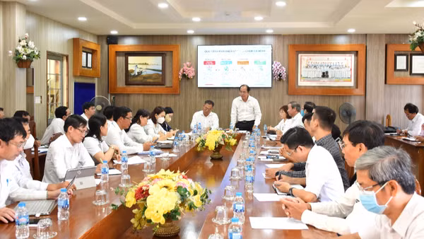 Đoàn công tác Sở Y tế Thành phố Hồ Chí Minh và các đơn vị liên quan làm việc tại Trường trung học cơ sở Hai Bà Trưng về đánh giá kiểm soát chùm ca bệnh não mô cầu. (Ảnh: Sở Y tế)