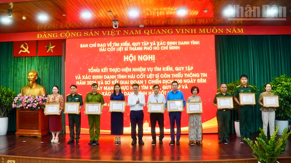Lãnh đạo Ủy ban nhân dân Thành phố Hồ Chí Minh trao khen thưởng cho các cá nhân, tập thể. (Ảnh: LÊ THÀNH)