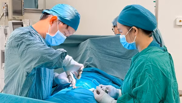 Ê-kíp phẫu thuật can thiệp xử trí ca bệnh bị lồng ruột hiếm gặp. (Ảnh: Bệnh viện cung cấp)