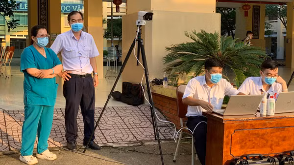 Trạm Y tế xã Hiệp Phước thực hiện đo thân nhiệt cho học sinh toàn Trường trung học cơ sở Hai Bà Trưng trong sáng 16/10. (Ảnh: CTV)