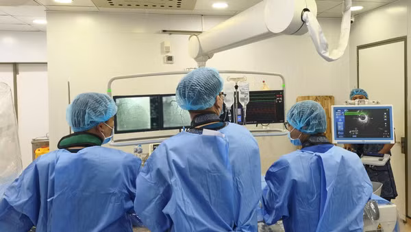 Các bác sĩ Bệnh viện đa khoa Thủ Đức can thiệp ca cấp cứu nhồi máu cơ tim. (Ảnh: Bệnh viện cung cấp)