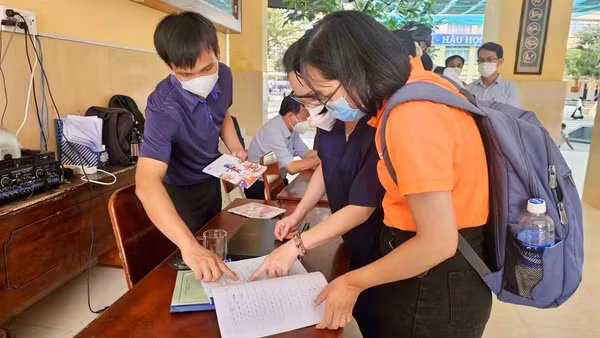 Triển khai công tác y tế tại trường Trung học cơ sở Hai Bà Trưng, xã Hiệp Phước. (Ảnh: Sở Y tế)