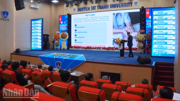 Đại diện Bệnh viện đa khoa Thủ Đức trình bày tham luận về ứng dụng chuyển đổi số trong quản trị bệnh viện. (Ảnh: KHANG ANH) 