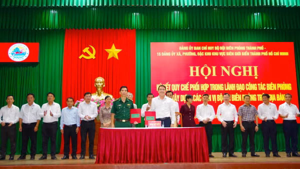 Các đơn vị thực hiện ký kết quy chế phối hợp. (Ảnh: LÊ KHOA)