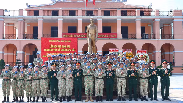 Đoàn đại biểu chụp ảnh lưu niệm tại Bảo tàng Hồ Chí Minh. (Ảnh: TRỌNG ANH)