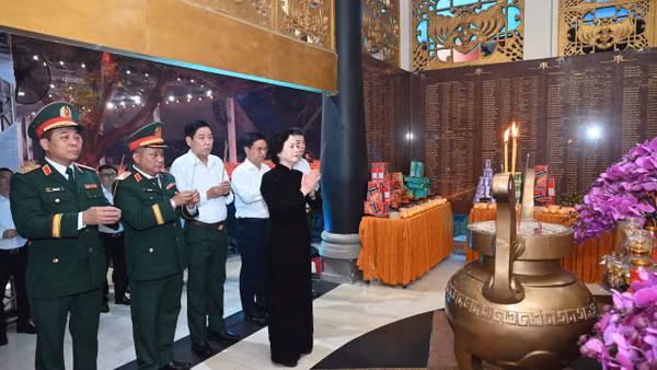 Phó Thủ tướng Phạm Thị Thanh Trà dự nghi thức cầu nguyện các Anh hùng liệt sĩ tại Công viên Lê Thị Riêng. (Ảnh: THẾ ANH)