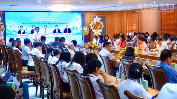 Các chuyên gia chia sẻ ý kiến tại tọa đàm phát triển kinh tế bạc kiến tạo trụ cột an sinh bền vững. (Ảnh: KHANG ANH)