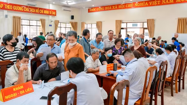 Người cao tuổi tại phường Vũng Tàu đến địa điểm khám sức khỏe. (Ảnh: CTV) 