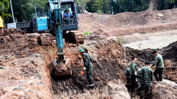 Công tác tìm kiếm hài cốt liệt sĩ tại Công viên Lê Thị Riêng ngày 15/10. (Ảnh: CTV)