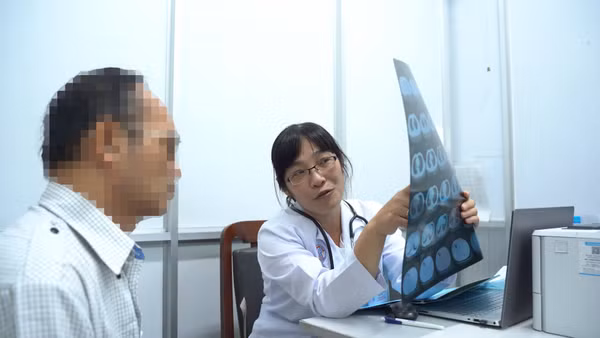 Bác sĩ kiểm tra hình ảnh về tình trạng phổi của bệnh nhân. (Ảnh: Bệnh viện cung cấp)