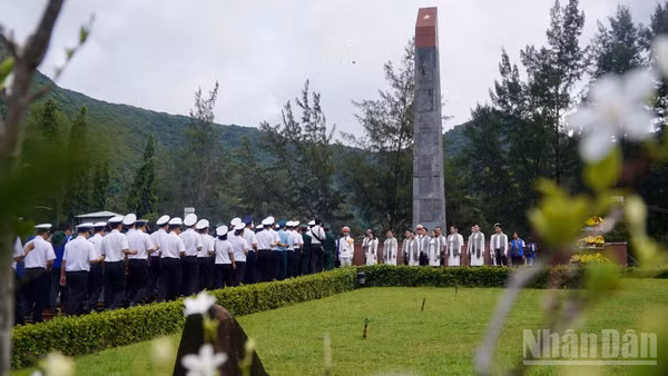Đoàn đại biểu Thành phố Hồ Chí Minh dâng hương tại Nghĩa trang Hàng Dương. (Ảnh: LÊ THÀNH)