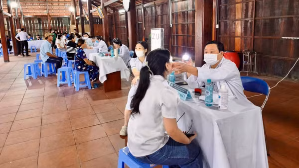 Người dân xã Long Sơn đến điểm khám sức khỏe. (Ảnh: Bệnh viện đa khoa Thủ Đức cung cấp)
