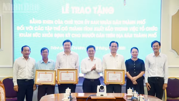 Đại diện các địa phương nhận Bằng khen của Chủ tịch Ủy ban nhân dân Thành phố Hồ Chí Minh. (Ảnh: KHANG ANH)