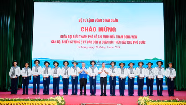 Đồng chí Nguyễn Phước Lộc, Ủy viên Trung ương Đảng, Phó Bí thư Thành ủy Thành phố Hồ Chí Minh, Chủ tịch Ủy ban Mặt trận Tổ quốc Việt Nam Thành phố tặng quà cho chiến sĩ quê Thành phố Hồ Chí Minh đang thực hiện nghĩa vụ tại Vùng 5 Hải quân. (Ảnh: Ban tổ chức) 