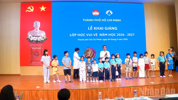 Giám đốc Bệnh viện Nhi đồng 1 đánh trống khai giảng năm học mới tại "Lớp học vui vẻ". (Ảnh: THÀNH LÊ)