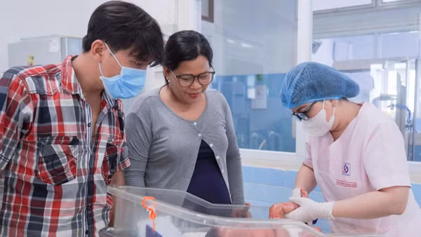 Nhân viên y tế chăm sóc trẻ sơ sinh. (Ảnh: CTV)