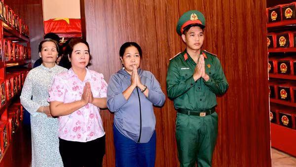 Thân nhân cán bộ, chiến sĩ Đội K74 dâng hương các anh hùng liệt sĩ được quy tập tại Công viên Lê Thị Riêng. (Ảnh: CTV)