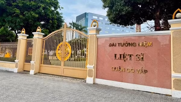 Bộ Tư lệnh Thành phố Hồ Chí Minh tìm kiếm thông tin về nơi chôn cất liệt sĩ tại khu vực Đài tưởng niệm liệt sĩ quận Gò Vấp (cũ). (Ảnh: Bộ Tư lệnh Thành phố Hồ Chí Minh)