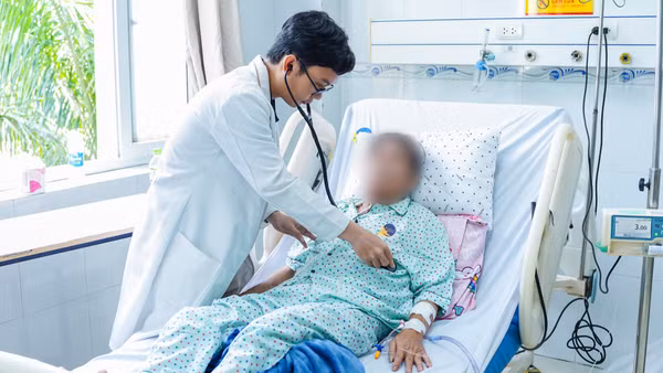 Bác sĩ Bệnh viện đa khoa Xuyên Á thăm khám sức khỏe một trong hai nạn nhân vụ án mạng. (Ảnh: CTV)