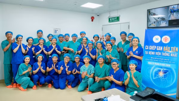 Ê-kíp thực hiện thành công ca ghép gan đầu tiên tại Bệnh viện Thống Nhất. (Ảnh: Bệnh viện cung cấp)