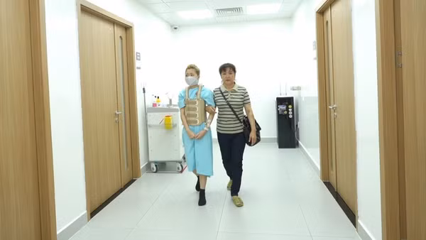 Bệnh nhân tự đi lại sau phẫu thuật. (Ảnh: Bệnh viện cung cấp)