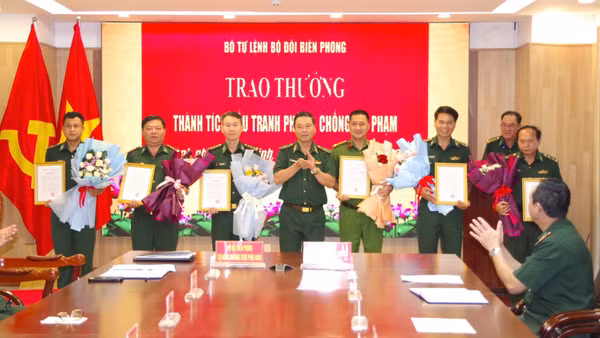 Các đơn vị nhận khen thưởng từ Bộ Tư lệnh Bộ đội Biên phòng. (Ảnh: LÊ KHOA)