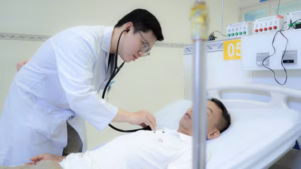 Bác sĩ thăm khám bệnh nhân L. sau cấp cứu. (Ảnh: Bệnh viện cung cấp)