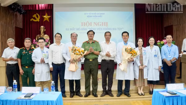 Ra mắt Ban chỉ đạo mô hình "Bệnh viện không ma túy" tại Bệnh viện Mắt Thành phố Hồ Chí Minh. (Ảnh: KHANG ANH)