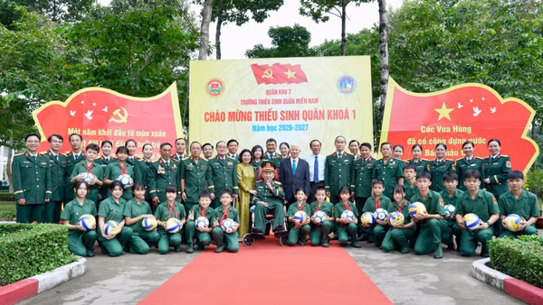 Đại biểu chụp ảnh lưu niệm cùng các em học sinh khóa đầu tiên của Trường Thiếu sinh quân miền nam. (Ảnh: LÊ HUY)