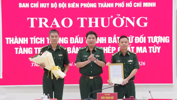 Thiếu tướng Trần Thanh Đức, Phó Tư lệnh Bộ Tư lệnh Thành phố Hồ Chí Minh kiêm Chỉ huy trưởng Ban Chỉ huy Bộ đội Biên phòng Thành phố trao khen thưởng cho tổ đánh án. (Ảnh: LƯƠNG KIỂM)