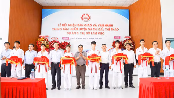 Các đại biểu cắt băng khánh thành.