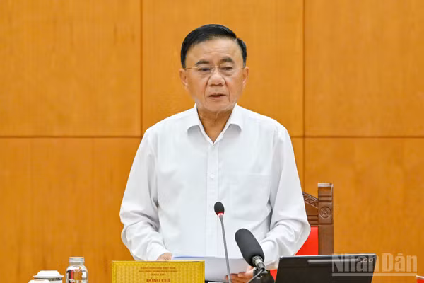 Thay mặt Ban Bí thư, đồng chí Trần Cẩm Tú, Ủy viên Bộ Chính trị, Thường trực Ban Bí thư ký ban hành Chương trình cải cách hành chính trong các cơ quan Đảng giai đoạn 2026-2030 (Quyết định số 495-QĐ/TW). (Ảnh: DUY LINH)