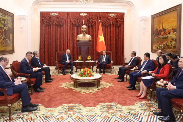 Tổng Bí thư, Chủ tịch nước Tô Lâm tiếp ông Elchin Amirbayov, Đặc phái viên của Tổng thống Azerbaijan. (Ảnh: TTXVN)