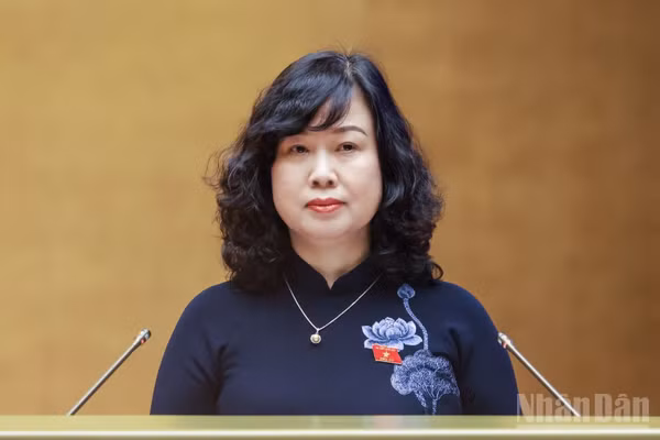 Bộ trưởng Y tế Đào Hồng Lan, thừa ủy quyền của Thủ tướng Chính phủ trình bày tờ trình dự án Luật sửa đổi, bổ sung một số điều của Luật Phòng, chống tác hại của thuốc lá. (Ảnh: DUY LINH)