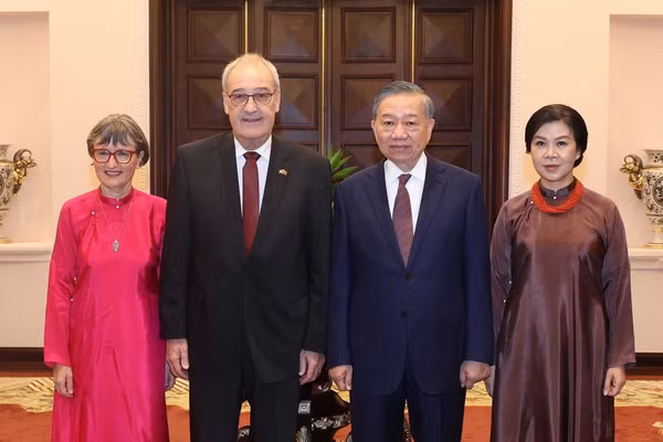 Tổng Bí thư, Chủ tịch nước Tô Lâm và Phu nhân Ngô Phương Ly cùng Tổng thống Thụy Sĩ Guy Parmelin và Phu nhân Caroline Parmelin chụp ảnh chung. (Ảnh: TTXVN) 