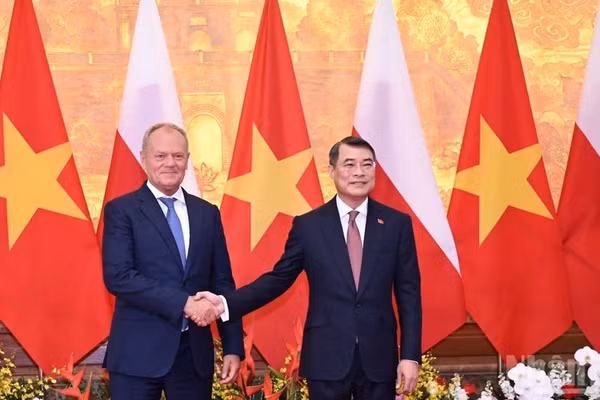 Thủ tướng Chính phủ Lê Minh Hưng và Thủ tướng Ba Lan Donald Tusk. (Ảnh: TRẦN HẢI)