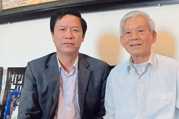 Nguyên Tổng biên tập Báo Giao thông vận tải Nguyễn Văn Lưu (tác giả) đến thăm và chụp ảnh lưu niệm cùng nguyên Bộ trưởng Giao thông vận tải Lê Ngọc Hoàn năm 2010. (Ảnh: BXD)