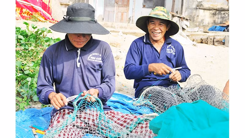 Vá lưới. Ảnh: NAM NGUYỄN